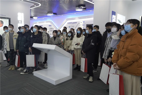 “與寧相約，筑夢青春”丨百名寧鄉(xiāng)籍雙一流高校學子參訪中部產(chǎn)業(yè)基地