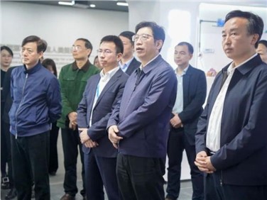 湖南省政協(xié)黨組成員、秘書長(zhǎng)鄧群策帶隊(duì)考察調(diào)研中偉寧鄉(xiāng)產(chǎn)業(yè)基地